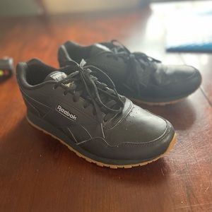 Black classic leather reeboks size 8.5
